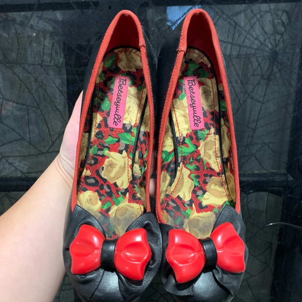 Betseyville black heels with red bow size W9